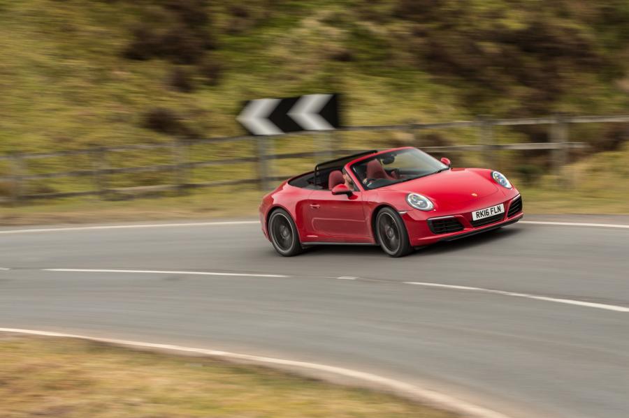  Porsche 911 Carrera 4S Cabriolet 2016 года  (UK) (фото 7 из 30)